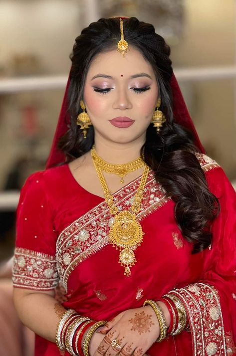 Karwachauth Makeup Look, Bridal Updo Indian, Bride Open Hairstyle, Karwachauth Hairstyle, Bengali Bride Hairstyle, Reception Makeup Indian Bride, Bengali Bride Saree, Bengali Reception Bridal Look, Bengali Bride Reception Look