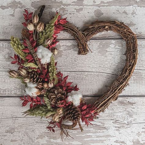 Christmas Heart Wreaths, Valentines Dried Wreath, Valentines Dried Flowers, Heart Christmas Wreath, Christmas Diy Kit, Detective Aesthetic, Dried Wreath, Wicker Hearts, Flower Wreaths