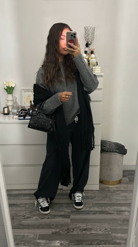 Outfit Jean Noir Large, Adidas Campus Outfit, Ootd Campus, Outfit Jogging, Chilly Weather Outfits, Outfit Campus, Jogging Outfit, Campus Outfit, Zara Drip