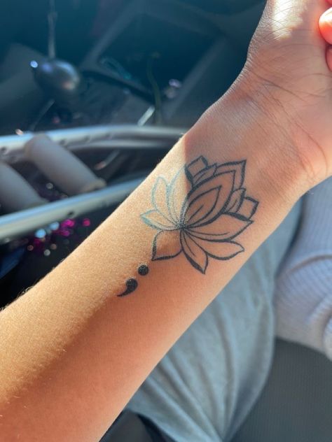 Wrist Tattoo For Black Women, Gosh Tattoos, Tattoos For Teenage Girls Ideas, Tattoo Ideas Female For Mom, Arm Tattoo Ideas Female Meaningful, Small Tattoos For Black Women, 50 Tattoos For Women, Small Pretty Tattoos For Women, Lotus Tattoo Drawing