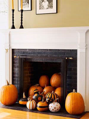 Instead of the usual haunts, try grouping pumpkins in a less-expected locale, like an unused fireplace. #autumn #fall Pumkin Decoration, Unused Fireplace, Diy Halloween Dekoration, Halloween Chic, Halloween Fireplace, No Carve Pumpkin Decorating, Fall Fireplace, Halloween Mantel, Halloween Memes