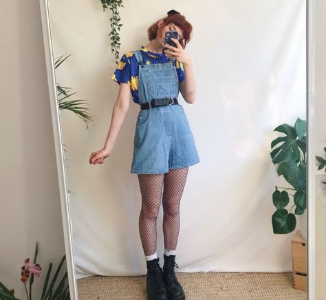 Arthoe Summer Outfits, Short Denim Overalls Outfit, Summer Artsy Outfits, Short Jumper Outfit, Short Overalls Aesthetic, Overall Dress Outfit Summer, 90s Style Denim Shortalls, Vintage Spring Shortalls Overalls, Vintage Denim Shortalls