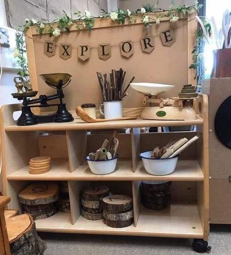 Love the shelf! Home Daycare Montessori, Natural Items For Classroom, Numeracy Display, Abordagem Reggio Emilia, Curiosity Approach Eyfs, Natural Classroom, Reggio Emilia Classroom, Science Area, Curiosity Approach