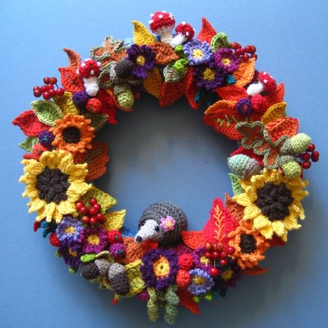 Crochet Wreath Pattern, Crochet Christmas Wreath, Crochet Wreath, Butterflies Wreath, Crochet Fall, Crochet Flower Tutorial, Autumn Wreaths, Flower Tutorial, Summer Crochet