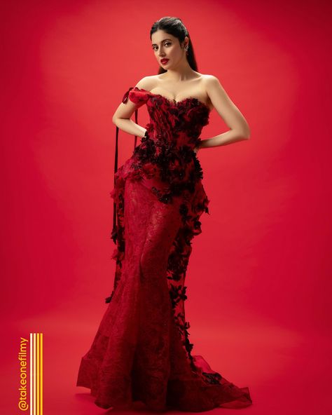 Red never looked so good! #DivyaKhossla, the style queen! 💕💯 Divya Kumar Khosla, Divya Khosla Kumar, Divya Kumar, Divya Khosla, Vantage Point, T Dress, Red Gowns, Bollywood Celebrities, Bollywood Actress