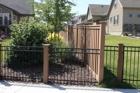 Aluminum Fence With Wood Posts, Yard Gates, Trex Fencing, Short Fence, Yard Fencing, Backyard Pool Design, Privacy Fencing, Privacy Ideas, Courtyard Ideas