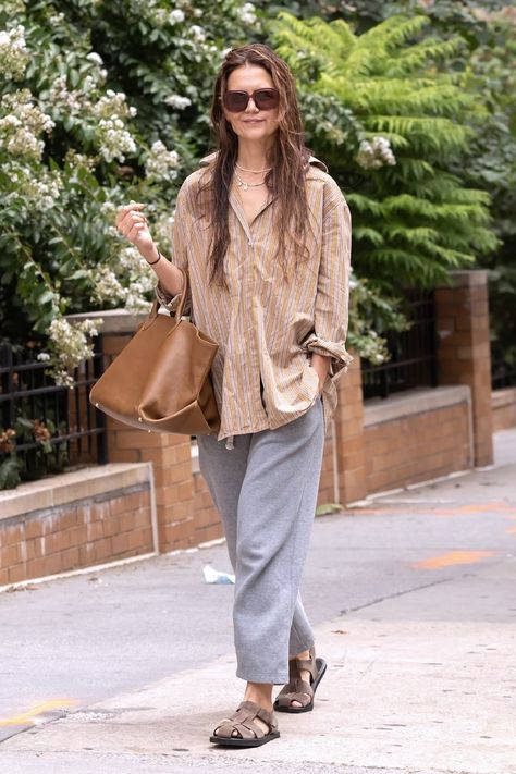 With Wet Hair and Baggy Sweats, Katie Holmes Masters Anti-Fashion Style Katie Holmes Street Style, Katie Holmes Style, Outfits With Striped Shirts, Simple Summer Style, Vogue France, Beige Trench Coat, Anti Fashion, Trending Sandals, Denim Trends