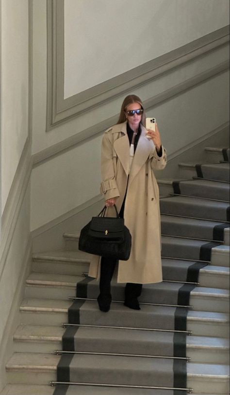 Burberry Coat Outfit, Burberry Trench Coat Outfit, Style Trench Coat, Rosie Huntington Whiteley Style, Rosie Hw, Trench Coat Outfit, Burberry Coat, Model Outfit, Burberry Trench