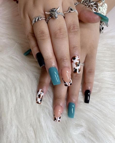 Luke Combs Nails Design, Cow Skull Nail Art, Lainey Wilson Nail Ideas, Nails For Tennessee Vacation, Western Hoco Nails, Equestrian Nails, Morgan Wallen Nails, Farm Nails, Punchy Western Nails