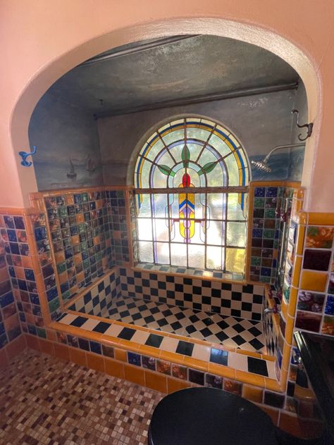 Colorful cute 60s 70s 80s 50s spanish style bathroom 60s House, 70s Interior, Deco Bathroom, Style Bathroom, Vintage Bathroom, Dream House Interior, Beautiful Tile, Dream Spaces, Spanish Style