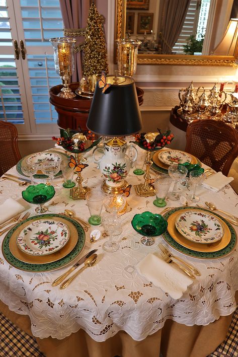 Elegant tablescape; Mottahedeh Duke of Glucester; Pickard gold encrusted chargers; antique linens; embroidered tablecloth; antique sterling silver; Godinger gold flatware; gold cutlery; Rosenthal green chargers; Table lamp as centerpiece; cable less table lamp; gold and green table; Madeira embroidered tablecloth; chic table; traditional table; table setting; Libbey Rock Sharpe Frontenac; luxury table. Shop for pieces on the BLOG: https://akeytothearmoire.com/2022/01/01/botanical-fresh-start/ Luxury Table Settings Elegant Dining, Antique Table Setting Ideas, Gold Cutlery Table Setting, Luxury Table Settings, Victorian Table Setting, French Table Setting, Antique Table Setting, Christmas Dining Table Decorations, Table Setting Etiquette