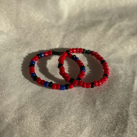 Spider Man Jewelry Diy, Spiderman Jewelry Diy, Spider Man Beaded Bracelet, Spider Man Kandi, Spiderman Beads, Boys Bracelets, Ring Boy, Beaded Spiders, Pretty Jewelry Necklaces