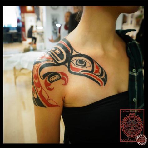 Haida style bird tattoo on the right shoulder. Tatouage Haida, Haida Tattoo, Arte Haida, Go Tattoo, Bird Tattoo Meaning, Filipino Tattoos, Native Tattoos, Haida Art, Eagle Tattoos