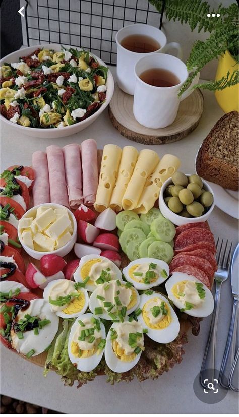 Different Types Of Food, Decorações Com Comidas, Party Food Buffet, Catering Ideas Food, Christmas Kindergarten, Party Food Platters, Charcuterie Recipes, God Mat, Buffet Food