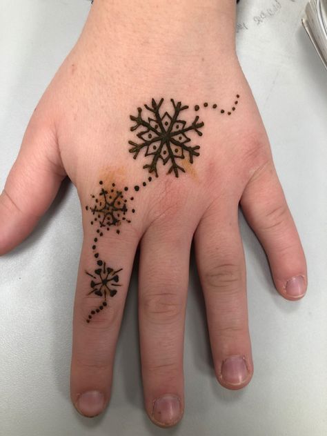 Hand snowflake henna tattoo design Holiday Henna Designs, Christmas Mehendi Design, Christmas Mehndi Designs, Christmas Henna Design Ideas, Henna Christmas Designs, Winter Henna Design, Christmas Henna Design, Snowflake Tattoo Design, Christmas Henna