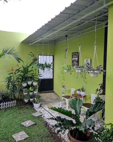 14 Inspirasi Menata Tanaman Pot Gantung di Teras Depan Rumah yang Rapi dan Indah 6 Small Backyard Garden Design, Terrace Decor, Hanging Plants Indoor, Small Backyard Gardens, House Plants Decor, Backyard Garden Design, Interior Garden, Green House, Balcony Decor