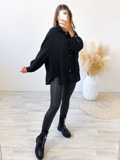 Produktdetails: Lässige Bluse Oversize Schnitt Durchgehende Knopfleiste Viele Möglichkeiten zum Stylen Material: Material: 100% Baumwolle Passform & Maße: Einheitsgröße, passt von XS bis XL Gesamtlänge: 60cm Brustweite: 64cm Armlänge: 55cm Black Jeans Black Shirt Outfit, Black Shirt Outfit Women, Oversize Blouse Outfit, Outfit Weihnachten, Business Casual Outfits With Jeans, Party Outfit Winter, Oversized Blouse Outfit, Black Shirt Outfits, Elegantes Outfit Damen