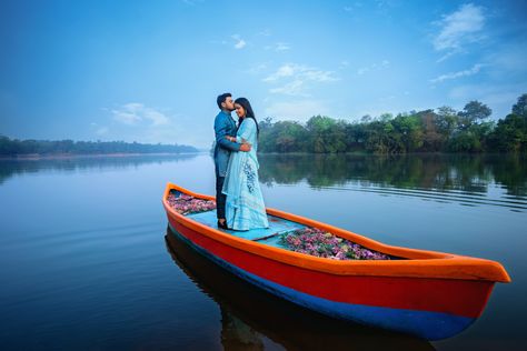 Boat Prewedding Shoot, Photo Shoot Set Design, Pre Wedding Photoshoot Beach, Boat Photoshoot, Pre Wedding Photoshoot Props, Pre Wedding Photoshoot Outfit, Boat Pose, Wedding Photoshoot Props, Bridal Photography Poses