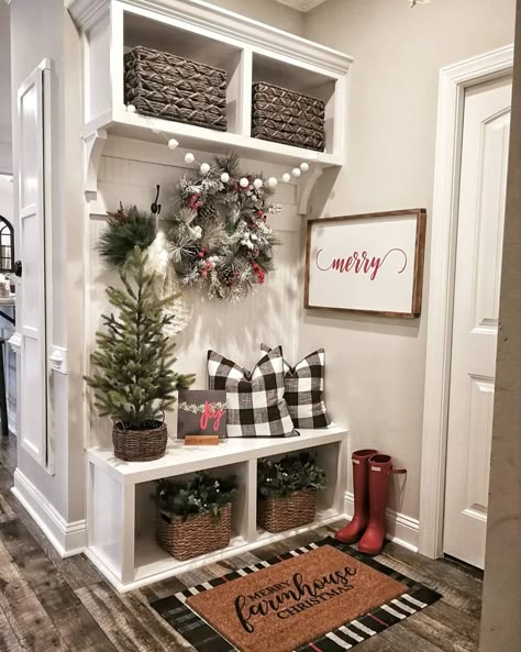 Tamara Salvetti on Instagram: “Are you ready for Santa?? I "think" I am?! 🤷 I recently got this amazing door mat and didn't dare put it outside for dirty feet...so it's…” تحت الدرج, Simple Holiday Decor, Farmhouse Christmas Decor Ideas, Decoration Shabby, Rustic Entryway, Small Woodworking Projects, Entryway Ideas, Farmhouse Decoration, Simple Holidays