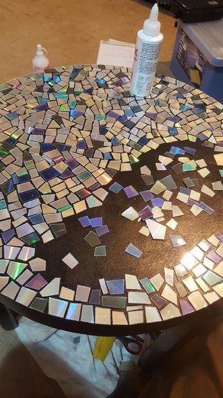 We were going to throw out a bunch of old CD's when I remembered we had this coffee table sitting on the back porch gathering dust... Very happy with the end result! Cd Mosaic, Art Cd, Old Cd Crafts, Recycled Cds, Cd Diy, Old Cd, Diy Decoracion, Old Cds, Cd Crafts