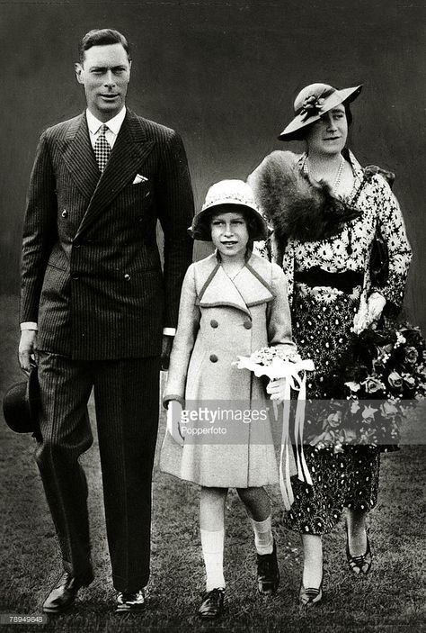 circa 1935, HRH,The Duke and Duchess of York of York with their daughter Princess Elizabeth, The Duke of York, (1895-1952) became King George VI and reigned 1936-1952, with his wife Elizabeth as Queen Consort, on the abdication of his brother King Edward VIII  (Photo by Popperfoto/Getty Images) Princesa Elizabeth, Fashion Through The Decades, Young Queen Elizabeth, Rainha Elizabeth Ii, Queen Mum, King George Vi, Reine Elizabeth Ii, Royal Family England, Elisabeth Ii