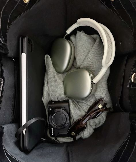 Inside My Bag, Airplane Mode, Mia 3, What In My Bag, Foto Ideas Instagram, Dream Lifestyle, Essential Bag, My Vibe, Old Money