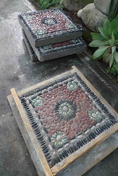 Mosaic Stepping Stone, Kolam Koi, Crazy Paving, Stepping Stones Diy, Mosaic Stepping Stones, Front Walk, Exterior Inspiration, Garden Stepping Stones, Pebble Mosaic