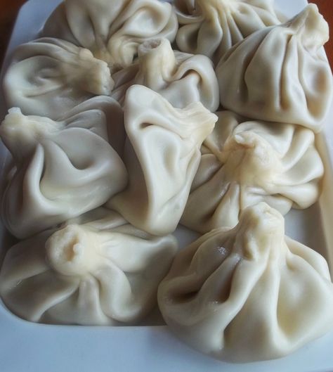 Khinkali (Georgian: ხინკალი) is a very popular Georgian dumpling made of twisted knobs of dough, stuffed with meat and spices. It is considered to be one of the national dishes of Georgia. Differen… Georgian Recipes, Russia Food, Georgian Cuisine, Georgian Food, Foreign Food, Ukrainian Recipes, National Dish, European Food, Russian Recipes