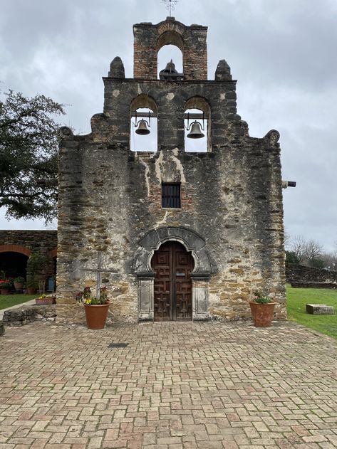 San Antonio Vacation, Mission Revival, San Antonio Missions, San Antonio Riverwalk, Downtown San Antonio, Texas Photo, Types Of Architecture, Texas Photography, American Architecture