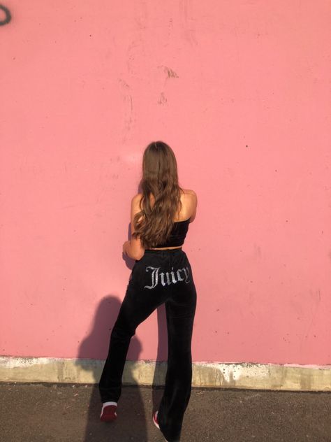 juicy couture, tracksuit, black, glam, girl, outfit, inspiration, aesthetick Tuta Juicy, Juicy Pants, Juicy Couture Tracksuit, Juicy Couture Pants, 2000s Fashion Outfits, Glam Girl, 2000s Fashion, Pants Outfit, Juicy Couture