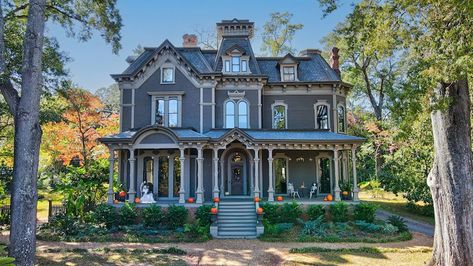 "Stranger Things" superfans can now live in the very same house where Season 4 villain Vecna first developed his supernatural powers, if they dare. Creel House, Claremont House, Rome Georgia, Mansard Roof, Porto Rico, Victorian Architecture, Saltwater Pool, Empire Style, Historic Home