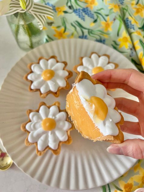 Daisy Lemon Meringue Pies — Alice Fevronia Lemon Tarts Aesthetic, Lemon Daisy Tarts, Easter Inspired Food, Yellow Food Recipes, Cute Baked Goods Recipe, Yellow Food Ideas, Rainbow Pastries, Colorful Pastries, Cute Things To Bake