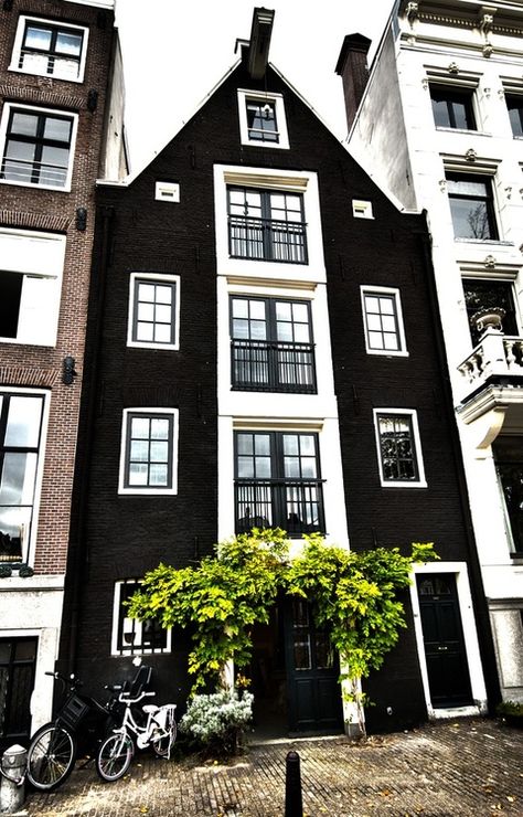 Amsterdam, The Netherlands - I want to go here and then live here forever and ever because its so beautiful over there. Black Houses, Black Brick, Bohol, Beautiful Buildings, 인테리어 디자인, My Dream Home, Future House, Curb Appeal, Black House