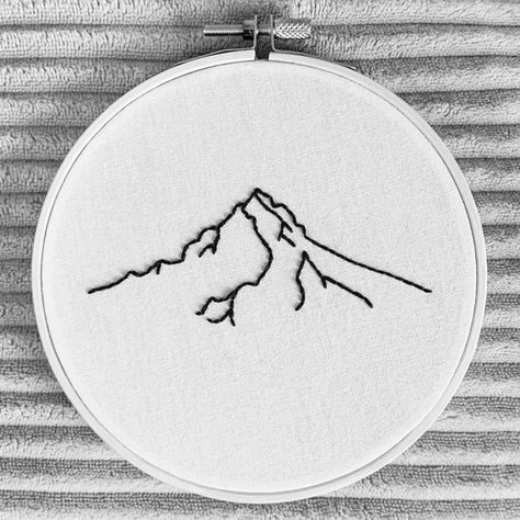 Embroidery Mending, Embroidered Hats Ideas, Embroider Ideas, Embroidered Wall Art, Clothes Embroidery Diy, Calligraphy Cards, Embroidery Tshirt, Hoop Embroidery, Diy Embroidery Patterns