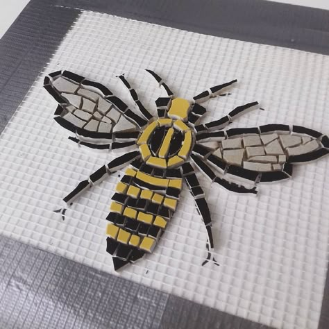 Bumble bee mosaic Mosaic Bees, Bee Mosaic, Mosaic Dogs, Mosaic Designs Pattern, Peace Poles, Mosaic Tiles Crafts, Mosaic Birdbath, Mosaic Stepping Stones, Mosaic Tile Designs