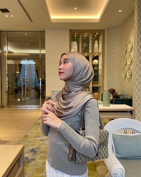 Ootd Pashmina Silk, Daily Fits, Pashmina Silk, Clean Fashion, Idea Room, Pose Idea, Modest Fits, Simple Fits, Silk Outfit