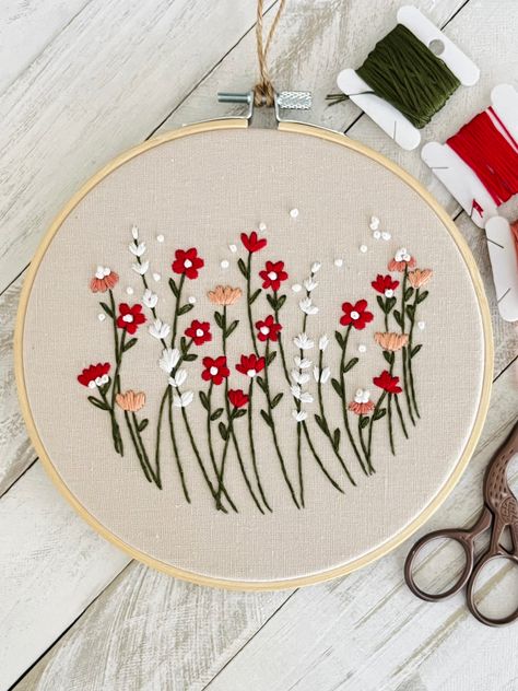 By Happy Vintage Art Ambrodary Design, Daisy Flower Embroidery Design, Embroidery Dress Pattern Design, Flowers Embroidery Pattern, Christmas Hand Embroidery, Bags Inspiration, Modern Hand Embroidery Patterns, Stem Stitch, Basic Hand Embroidery Stitches