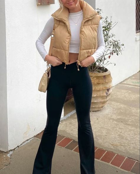 Sleeveless Puffer Jacket Outfit, Womens Gilet, Cropped Puffer Vest, Puffer Vest Outfit, Winter Jacket Outfits, Puffer Vest Jacket, Vest Outfits For Women, 2022 Fashion Trends, Womens Body