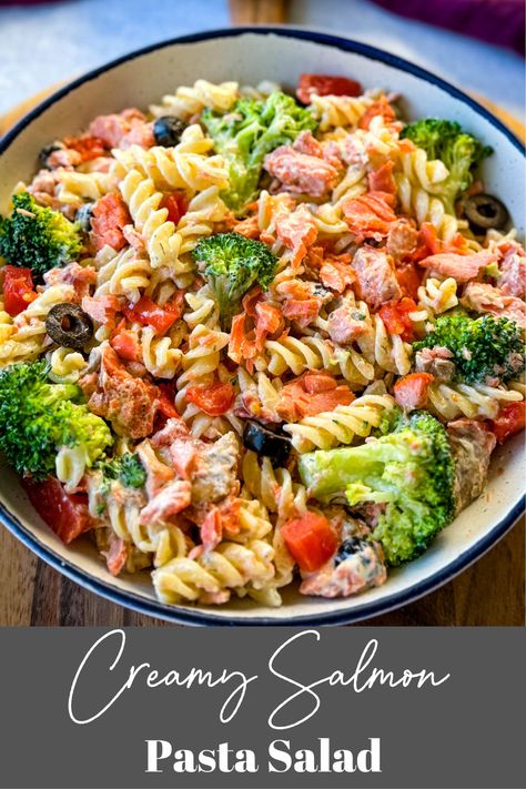 This Salmon Pasta Salad recipe combines the succulence of perfectly cooked salmon with the goodness of pasta, creating a refreshing and satisfying salad perfect for any occasion. The combination of flaky salmon, vibrant vegetables, and creamy mayo or sour cream will leave your taste buds singing. Egg Salads, Pasta Tuna, Pasta Salad Salmon, Receta Pasta, Eating Bird Food, Creamy Ranch, Ranch Pasta Salad, Ranch Pasta, Salad Salad