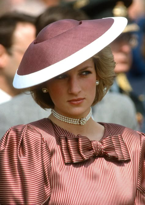 Baby Pink Dresses, Princess Diana Fashion, Princess Diana Photos, Catherine Walker, Princess Diana Pictures, Romantic Photos Couples, Princes Diana, Princess Photo, Diana Fashion