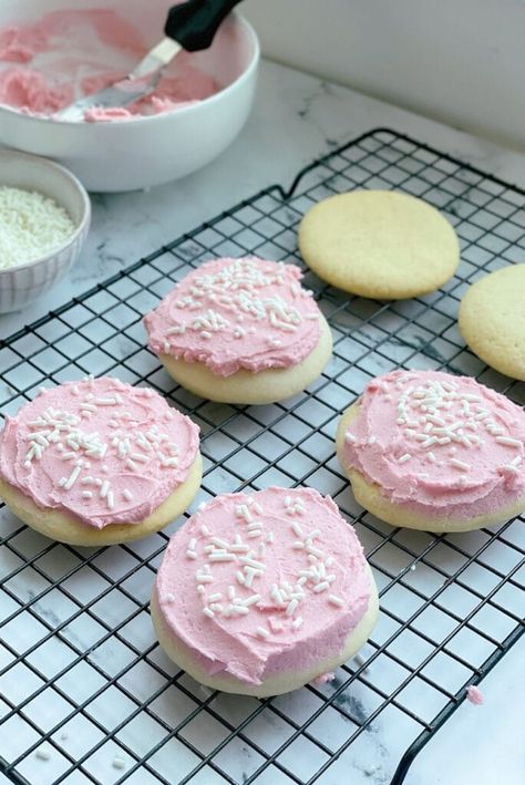 Puffy Sugar Cookie Recipe, Delicious Buttercream Frosting, Cookies And Frosting, Cooked Frosting, Cut Out Cookie, Soft Sugar Cookie Recipe, Valentine Cookies Decorated, Cookies Dough, Holiday Baking Christmas