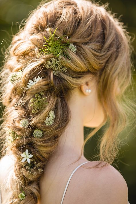 Fairy Hairstyles, Gaun Abad Pertengahan, Flowers In Her Hair, Long Face Hairstyles, Face Shape Hairstyles, Fairy Hair, Hair Wedding, Wedding Rustic, Trending Hairstyles