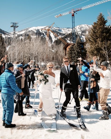 Ski Resort Wedding in Wyoming | Photos | Jackson Hole Mountain Resort Winter Ski Wedding, Ski Mountain Wedding, Skiing Wedding, Ski Lodge Wedding, Alpine Wedding, Wedding Core, Whistler Wedding, Winter Mountain Wedding, Jackson Hole Skiing