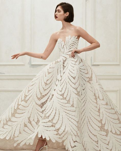 Oscar de la Renta 2019 - Strapless silk ball gown with sweetheart neckline, feathered pattern, and high-low hemline. Click to see all of the newest wedding dresses from Oscar de la Renta's Fall 2019 collection. #bridalfashionweek #bfw #bridalgowns #weddingdresses | Martha Stewart Weddings - Oscar de la Renta Fall 2019 Wedding Dress Collection White Corset Dress, Wedding Dresses Vera Wang, Most Beautiful Wedding Dresses, Top Wedding Dresses, Bridal Fashion Week, New Wedding Dresses, Fall Wedding Dresses, Best Wedding Dresses, Beautiful Wedding Dresses