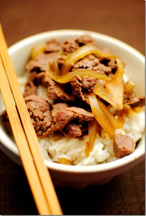 Yoshinoya Beef Bowl- My childhood fav when I lived in Japan!  Made this on Saturday and it was sooooo good!  Boys went nuts! Yoshinoya Beef Bowl Recipe, Yoshinoya Beef Bowl, Beef Bowl Recipe, Beef Bowl, Rustic Food, Clean Eating Guide, Japanese Beef, Food Beef, Beef Bowls