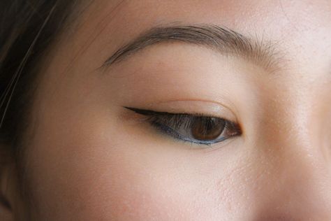 Epicanthal Fold, Blue Under Eye, Makeup For Asian Eyes, Light Eyeliner, Makeup For Asian, Eyeliner Double, Under Eye Liner, Liquid Eyeliner Makeup, Blue Makeup Look