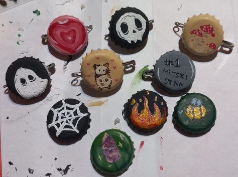 Badge Painting Ideas, Pin Diy Button, Bottle Cap Pins Diy Punk, Pin Ideas Button Aesthetic, Fun Buttons Pins, Grunge Ideas Diy, Grunge Pins For Backpacks, Painted Pins Diy, Diy Pin Designs