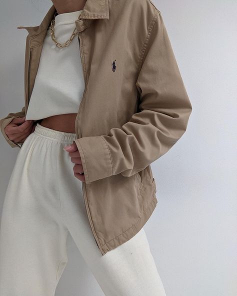 Beige Windbreaker Outfit, Polo Jacket Outfits Women, Beige Jacket Outfit Aesthetic, Polo Jacket Outfits, Nanin Vintage, Beige Jacket Outfit, Vintage Jacket Outfit, Filter Foodie, Windbreaker Outfit