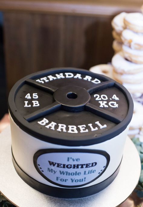 Gym Wedding Cake, Fitness Cake Design, Gym Birthday Party Ideas, Gym Party Decorations, Barbell Cake, Gym Theme Party, Golf Grooms Cake, Bolo Crossfit, Crossfit Cake