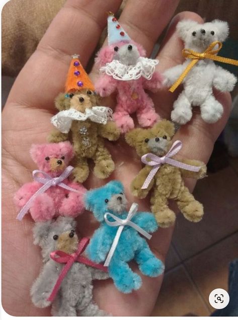 Teddy Bear Pipe Cleaner, Bear Pipe Cleaner, Crochet Tiny Bear, Pipe Cleaner Teddy Bear How To Make, Chenille Crafts Diy, Pipecleaner Animals How To Make, Pipecleaner Bear, Pipe Cleaner Bear Tutorial, Pipecleaner Animal